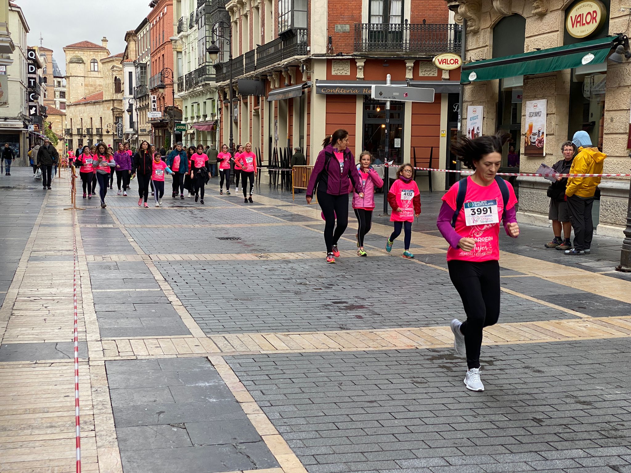 Fotos: VIII Carrera de la Mujer Contra el Cáncer de Mama desde calle Ancha, Santo Domingo y Catedral