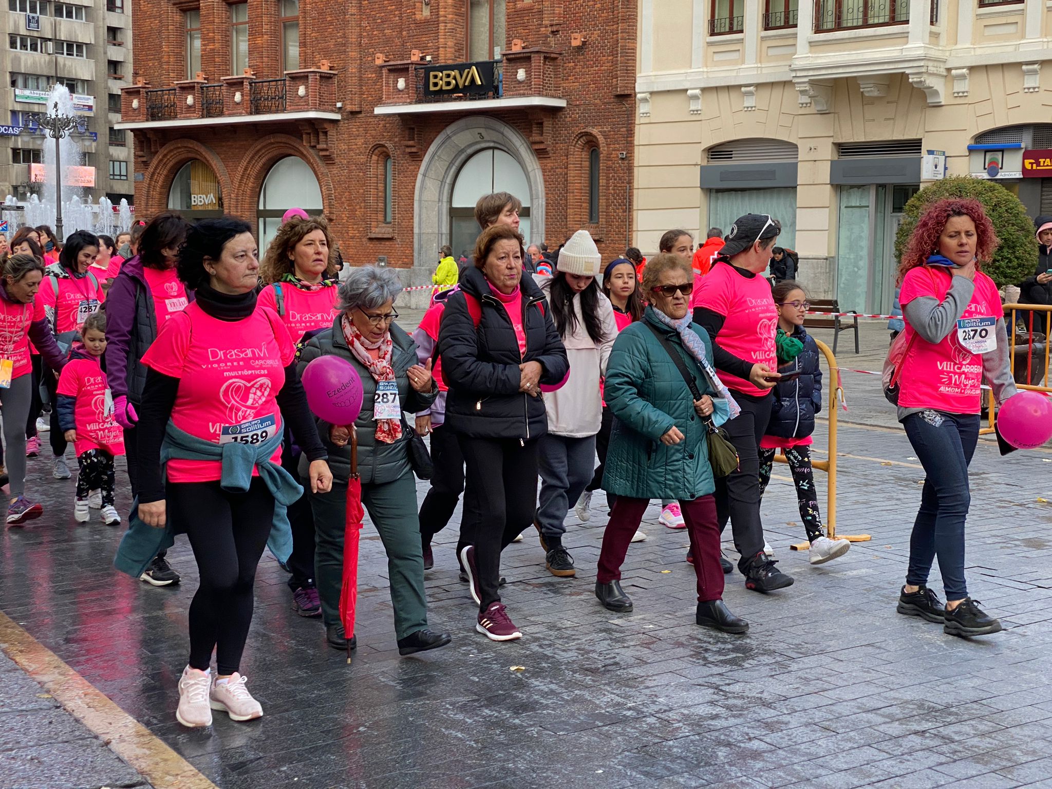 Fotos: VIII Carrera de la Mujer Contra el Cáncer de Mama desde calle Ancha, Santo Domingo y Catedral