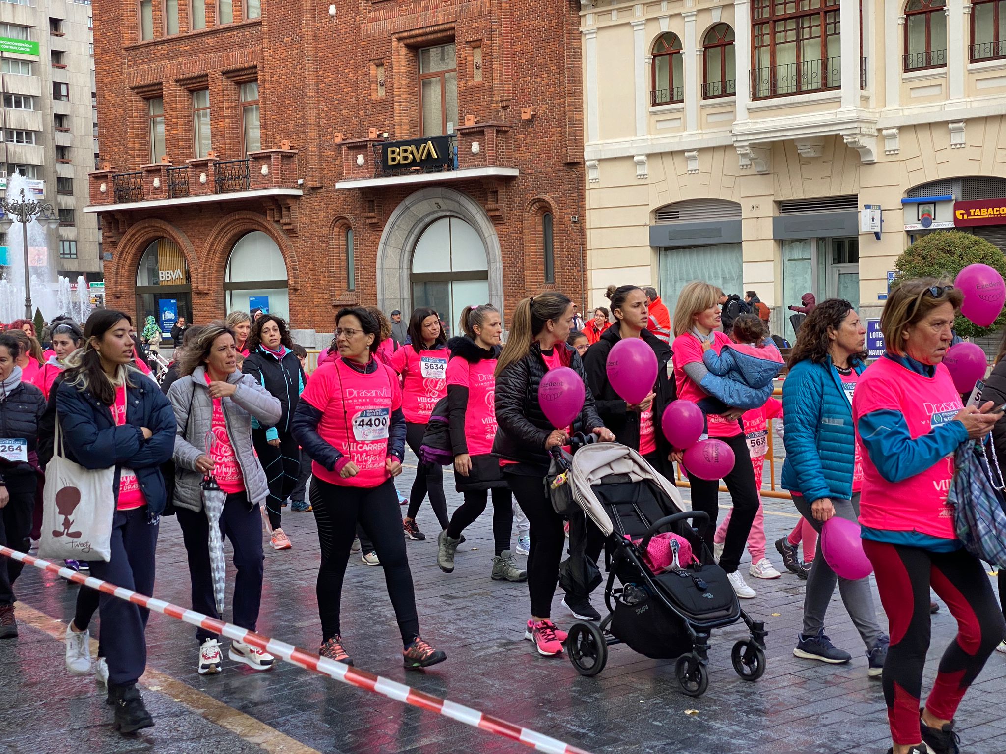 Fotos: VIII Carrera de la Mujer Contra el Cáncer de Mama desde calle Ancha, Santo Domingo y Catedral