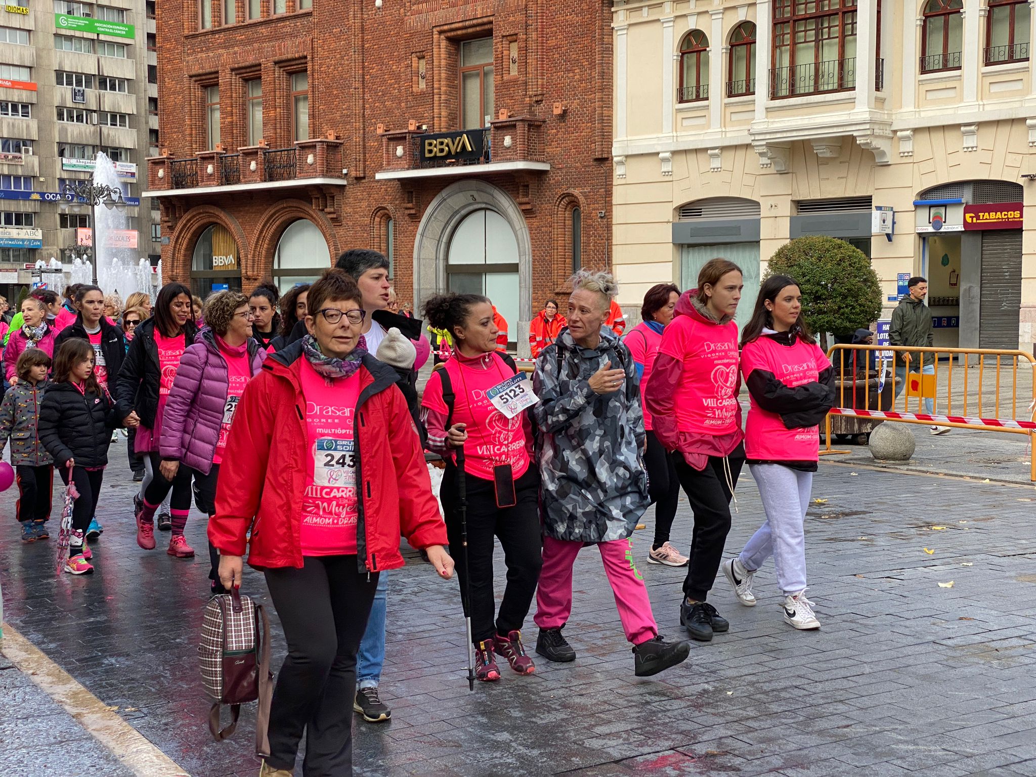 Fotos: VIII Carrera de la Mujer Contra el Cáncer de Mama desde calle Ancha, Santo Domingo y Catedral