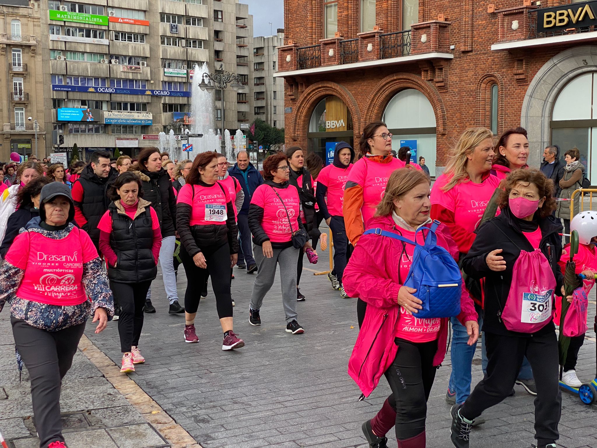 Fotos: VIII Carrera de la Mujer Contra el Cáncer de Mama desde calle Ancha, Santo Domingo y Catedral