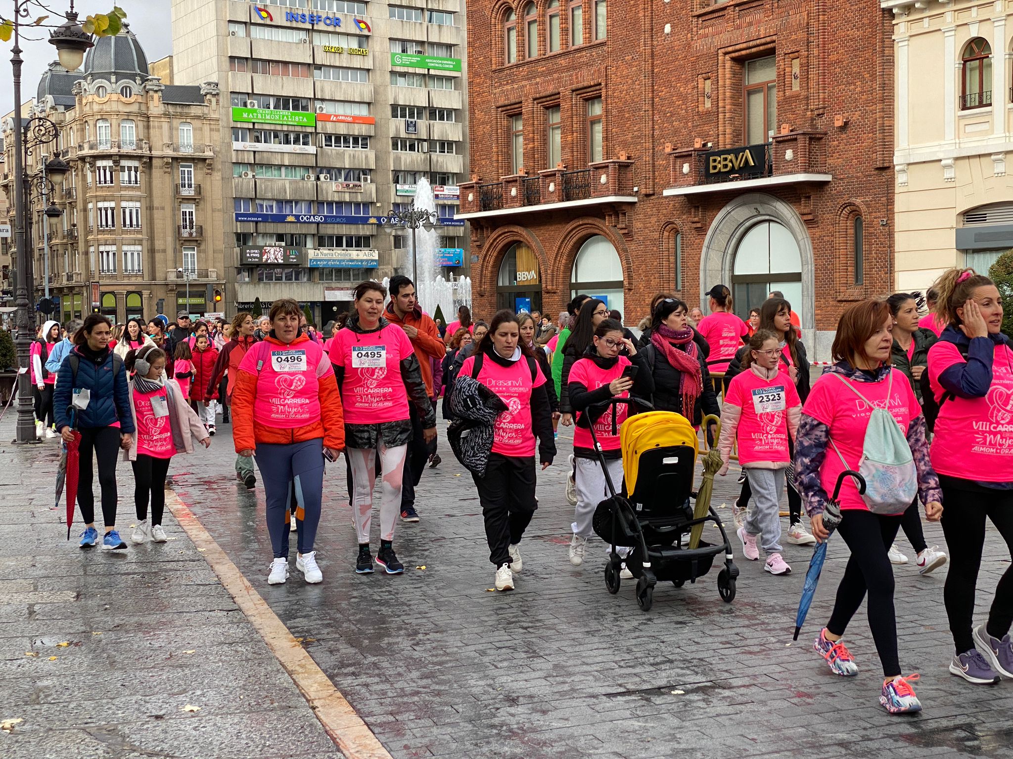 Fotos: VIII Carrera de la Mujer Contra el Cáncer de Mama desde calle Ancha, Santo Domingo y Catedral