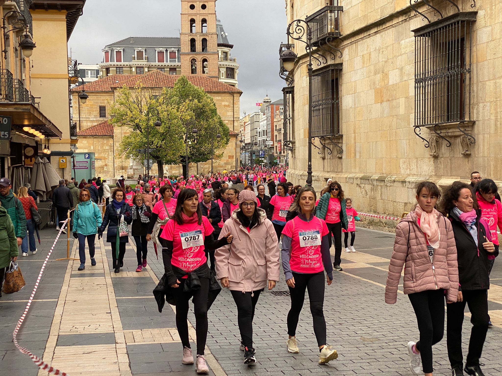 Fotos: VIII Carrera de la Mujer Contra el Cáncer de Mama desde calle Ancha, Santo Domingo y Catedral