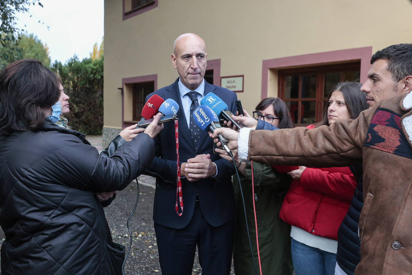 El alcalde de León, José Antonio Diez, atiende a los medios de comunicación tras un encuentro con los directores de los colegios de la ciudad