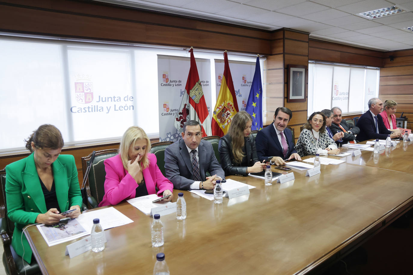 Los consejeros de Medio Ambiente, Vivienda y Ordenación del Territorio, Juan Carlos Suárez-Quiñones, y de Movilidad y Transformación Digital, María González Corral -acompañados por los delegados territoriales de las nueve provincias-, presentan la Campaña de Riesgos Invernales 2022-2023.