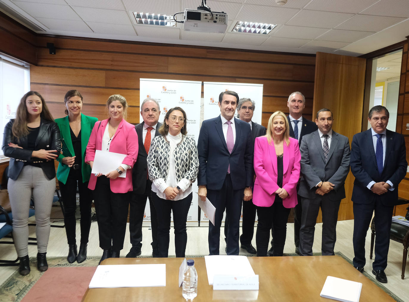 Los consejeros de Medio Ambiente, Vivienda y Ordenación del Territorio, Juan Carlos Suárez-Quiñones, y de Movilidad y Transformación Digital, María González Corral -acompañados por los delegados territoriales de las nueve provincias-, presentan la Campaña de Riesgos Invernales 2022-2023.