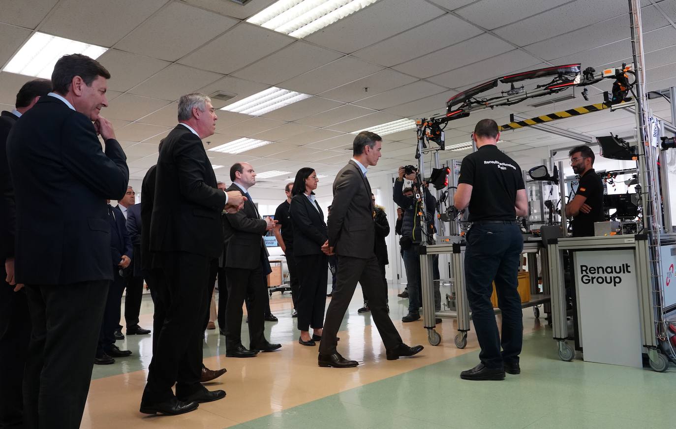 El presidente del Gobierno, Pedro Sánchez, visita el centro de I+D+i de Renault Group en Valladolid.