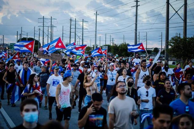 Manifestación en Florida en julio de 2021 en solidaridad con los detenidos tras las protestas desencadenadas en la isla, que fueron duramente reprimidas por el régimen. Florida es un bastión republicano, donde los cubano-estadounidenses conservadores continúan siendo el bloque más influyente dentro de los 2,5 millones de hispanos que representan el 17% de los votantes registrados en este territorio.