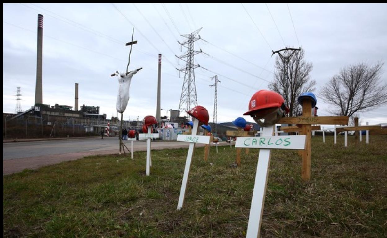 Campamento de las empresas auxiliares de Endesa ante la central de Compostilla II en Cubillos del Sil. 