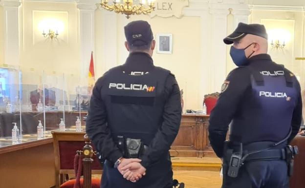 Imagen de dos agentes en una de las salas de la Audiencia Provincia de León. 