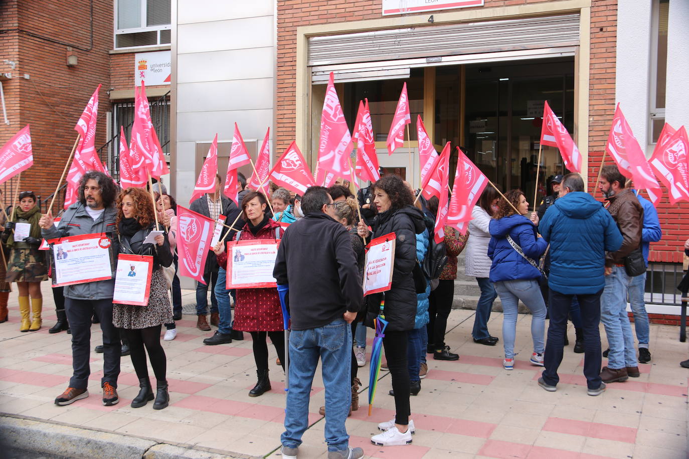 Concentración frente a la Dirección Provincial de Educación.
