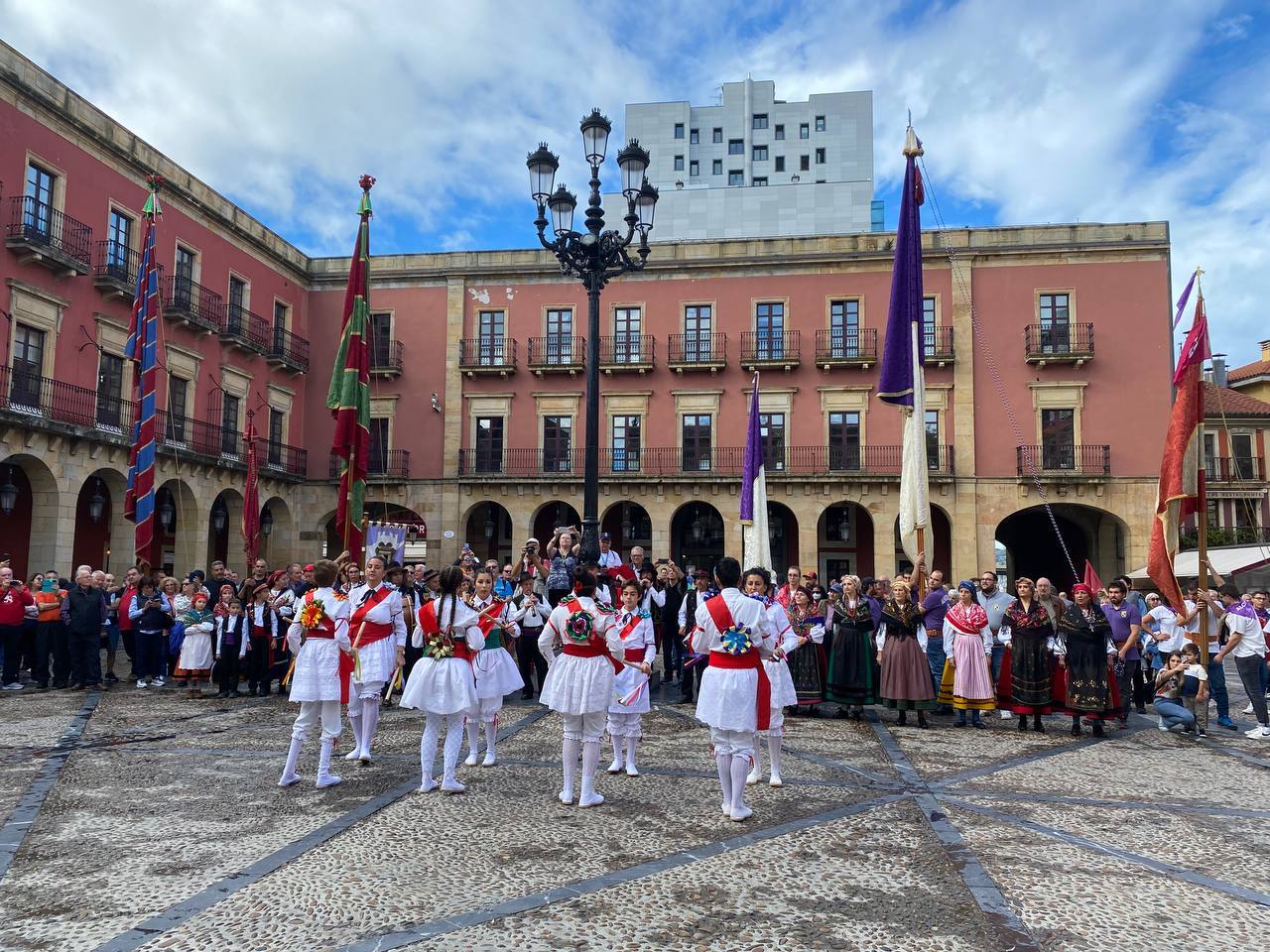 Valencia de Don Juan presume de comarca en las fiestas de la Casa de León en Asturias.