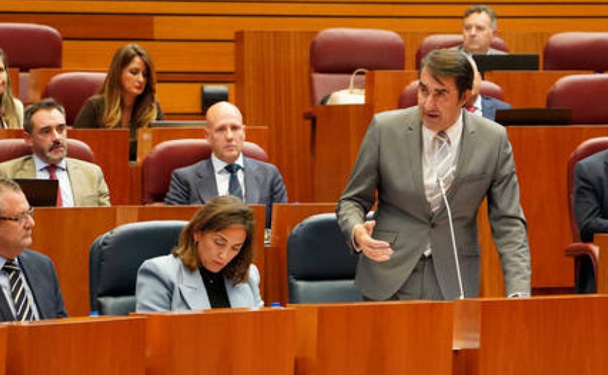 El consejero de Medio Ambiente, Vivienda y Ordenación del Territorio, Juan Carlos Suárez-Quiñones, durante el pleno celebrado este martes. 