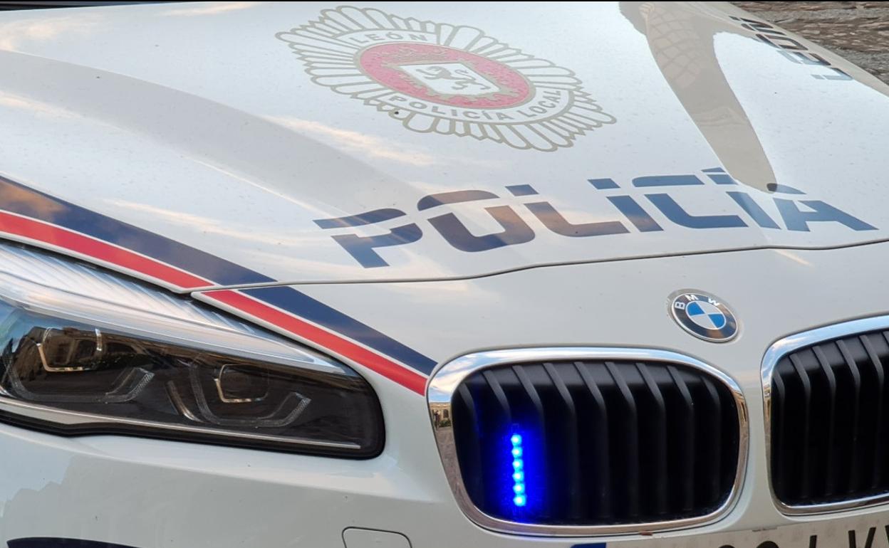 Los agentes realizarán un seguimiento para localizar los responsables. En la imagen, un vehículo de la Policía Local de León.