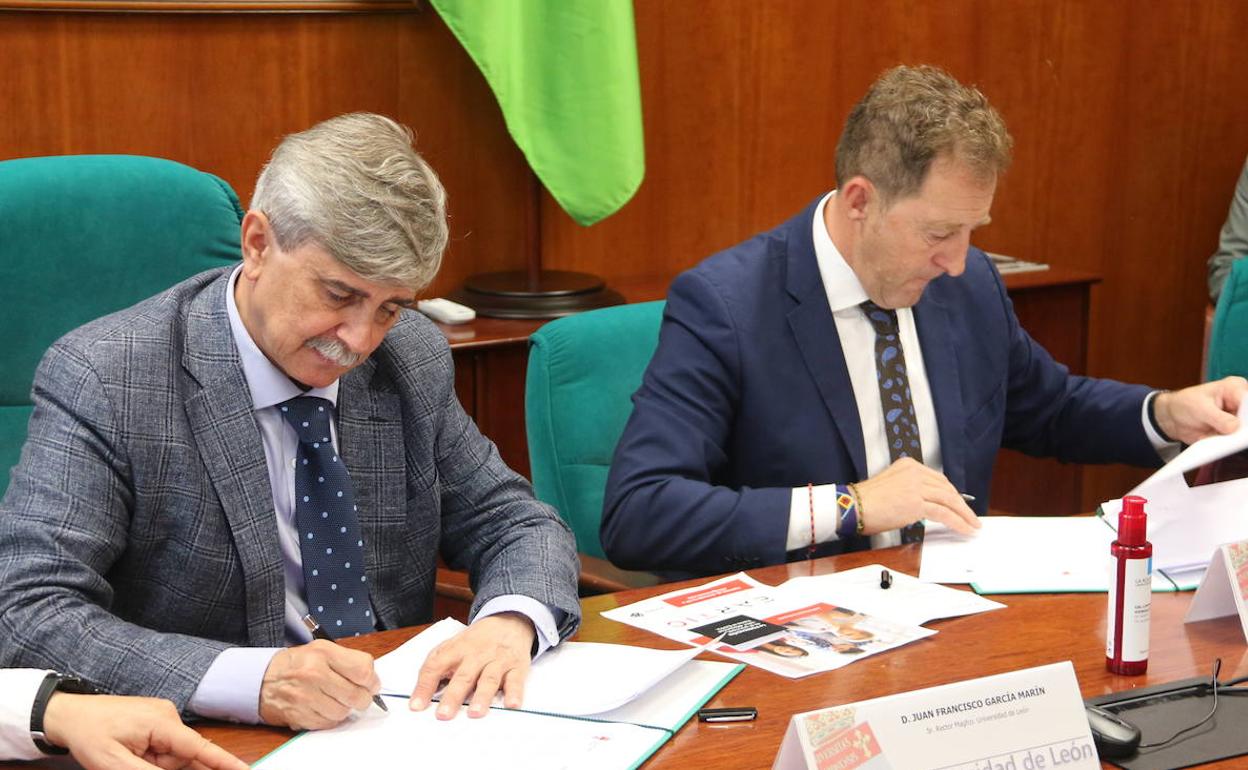 El rector de la Universidad de León, Juan Francisco García, y el director general de Proconsi, Tomás Castro, firman la creación del cuirso de Formación Permanente en Ciberseguridad 