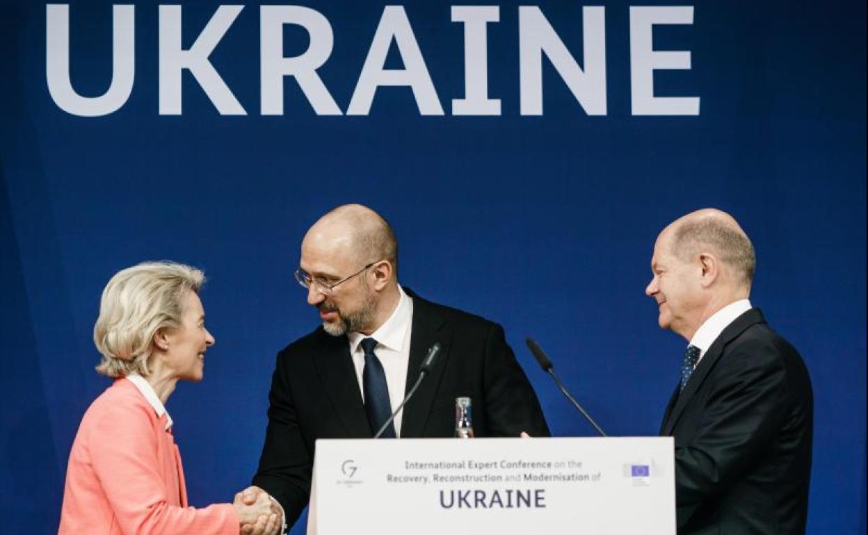 La presidenta de la Comisión Europea, Ursula von der Leyen, el primer ministro ucraniano, Denis Schmihal, y el canciller federal, Olaf Scholz, se saludan durante la conferencia para la reconstrucción de Ucrania, en Berlín. 