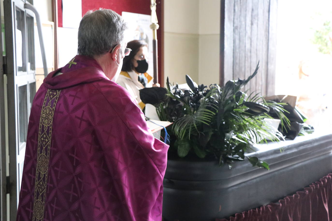 La misa funeral se ha celebrado a las 13.00 horas en la Iglesia de San Francisco de La Vega de la capital leonesa.