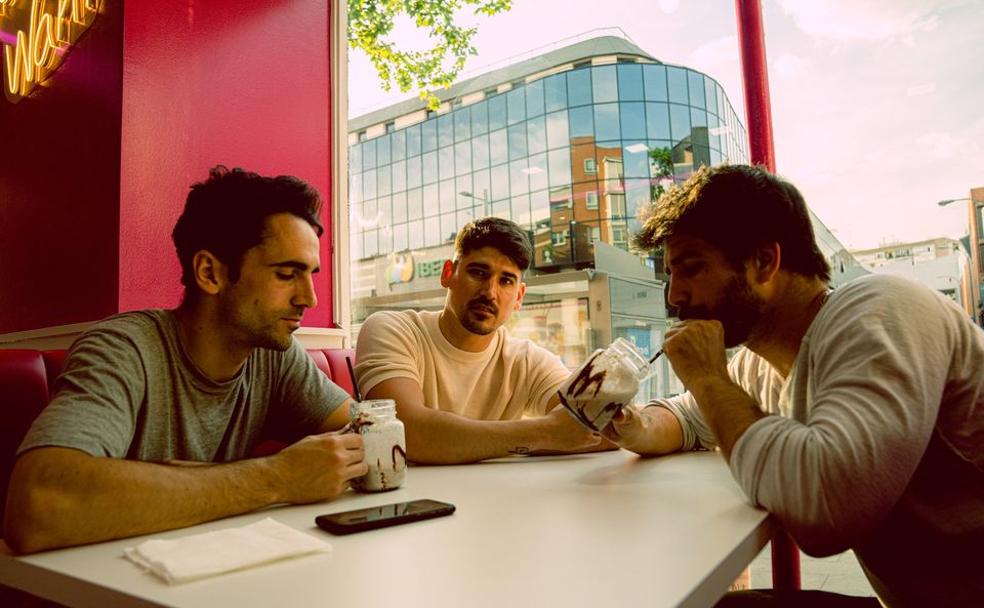 Daniel Durán (voz y bajo), Lucas Olazabal y Jonás Batuecas (ambos guitarra y batería) son Venturi.