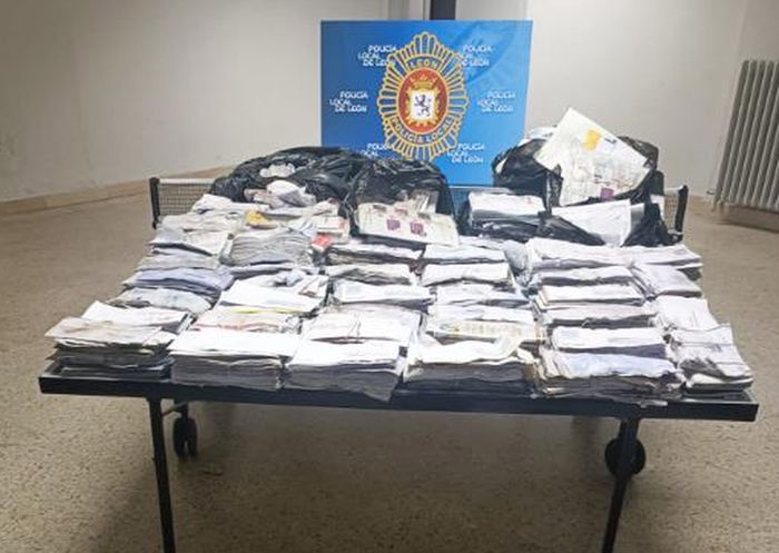 Las cartas fueron localizadas en un paraje poco accesible de la pedanía y para su recuperación tuvieron que intervenir los bomberos de León | La fecha de la correspondencia data desde el mes de junio.