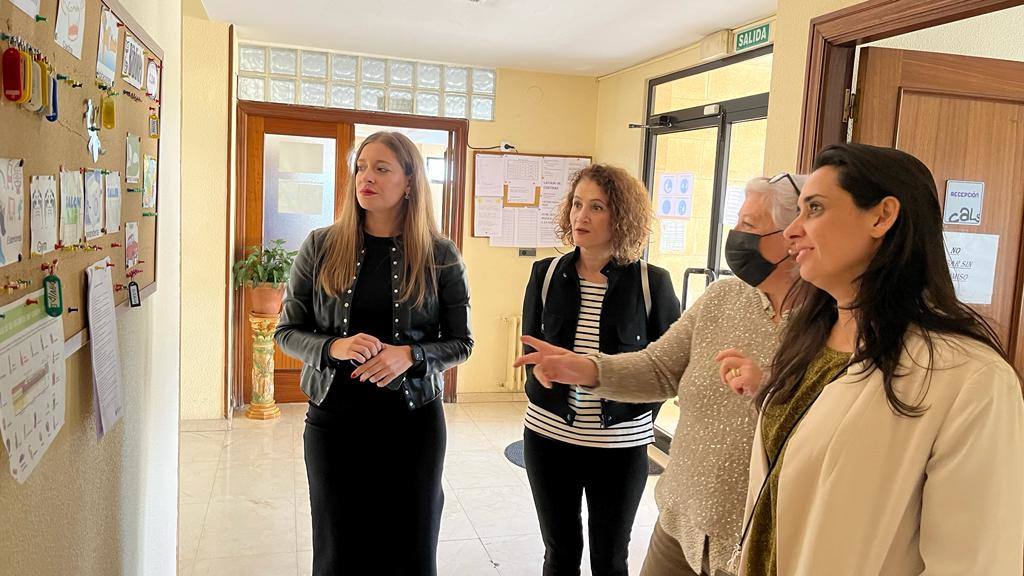 La delegada territorial de la Junta en León, Ester Muñoz, ha visitado la Fundación Proyecto Hombre de León. 