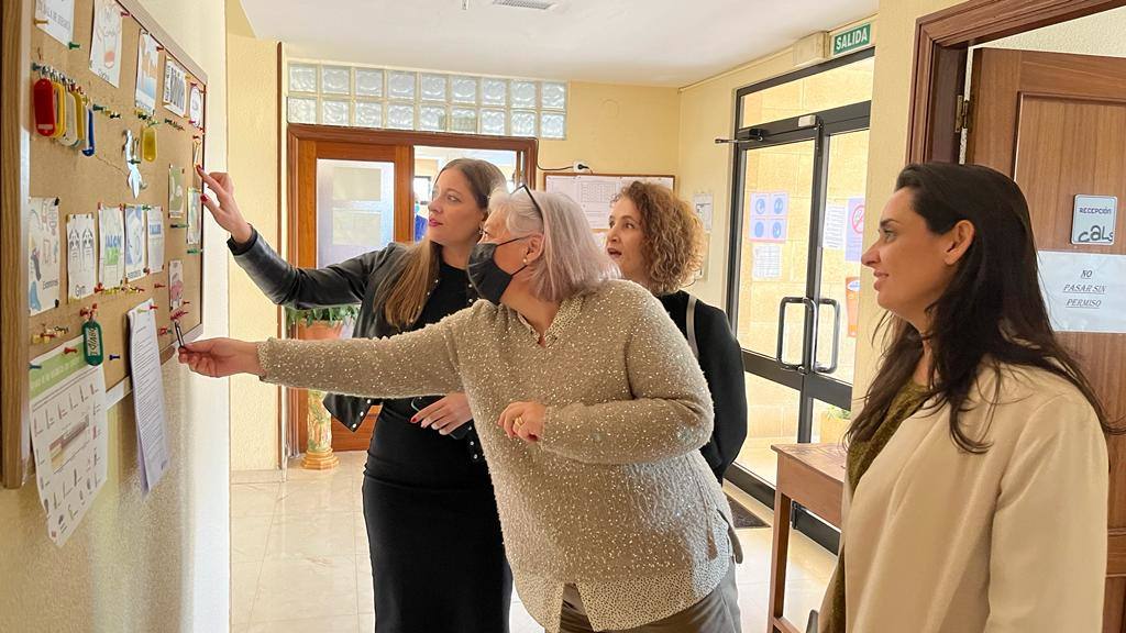 La delegada territorial de la Junta en León, Ester Muñoz, ha visitado la Fundación Proyecto Hombre de León. 