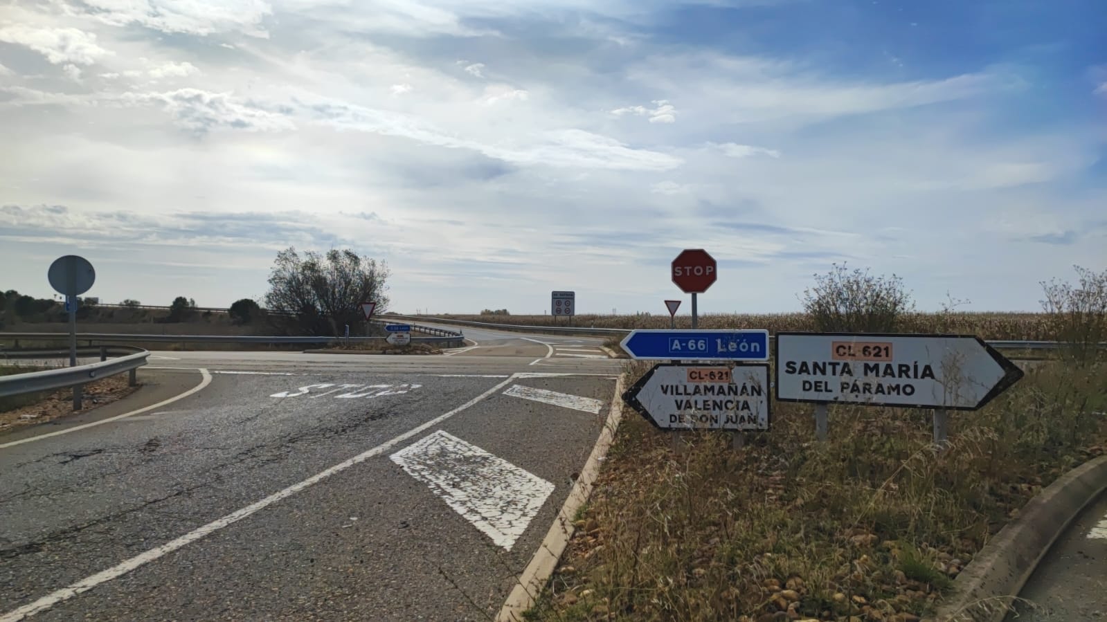 Accidente entre un camión y un turismo se salda con dos heridos 