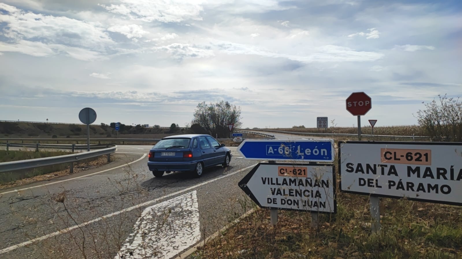 Accidente entre un camión y un turismo se salda con dos heridos 