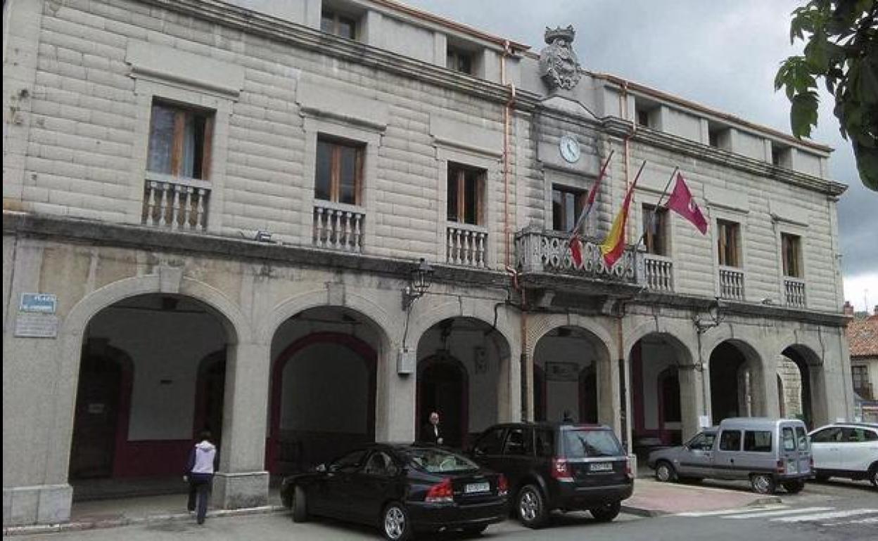 El concejal no adscrito de Cistierna carga contra el alcalde por «eludir» las convocatorias municipales.