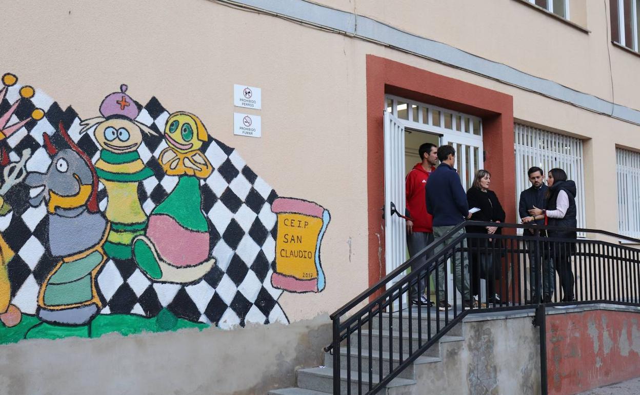 Imagentes tomadas por miembros del PSOE durante su visita al CEIP San Claudio.