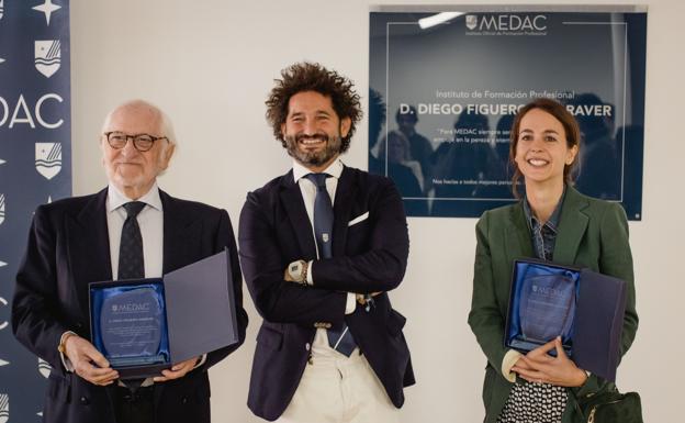 El presidente de MEDAC, Paco Avila, en el centro, con el padre del homenajeado, Diego Figueroa, y la viuda de Diego Figueroa Maraver, María Martín