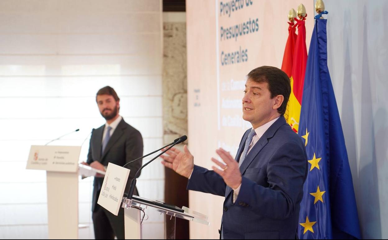 El presidente de la Junta de Castilla y León, Alfonso Fernández Mañueco, y el vicepresidente, Juan García-Gallardo, y el comparecen en rueda de prensa para presentar el proyecto de ley de Presupuestos Generales de la Comunidad para 2023