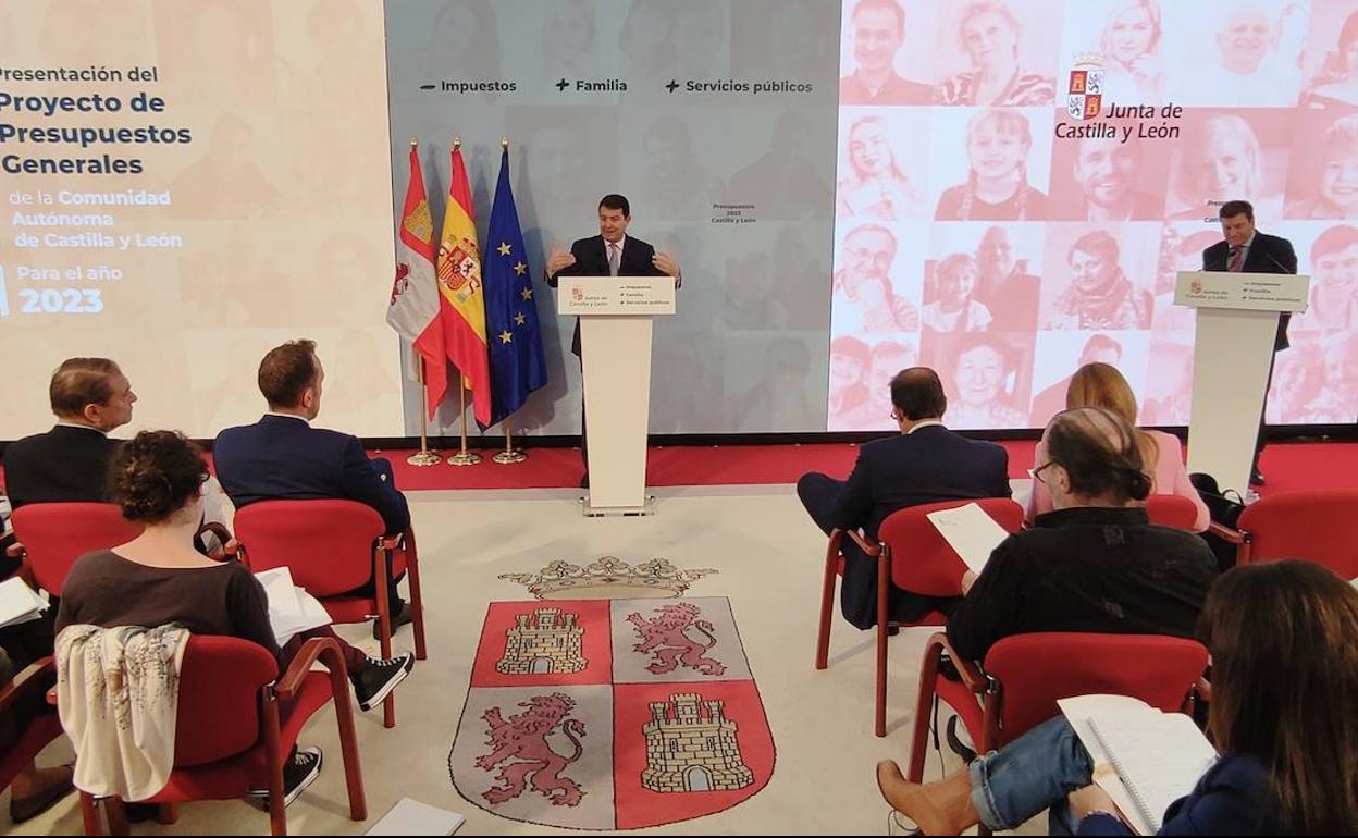 El presidente de la Junta de Castilla y León, Alfonso Fernández Mañueco, y el vicepresidente, Juan García-Gallardo, y el consejero de Economía Carlos Fernández Carriedo comparecen en rueda de prensa para presentar el proyecto de ley de Presupuestos Generales de la Comunidad para 2023. 