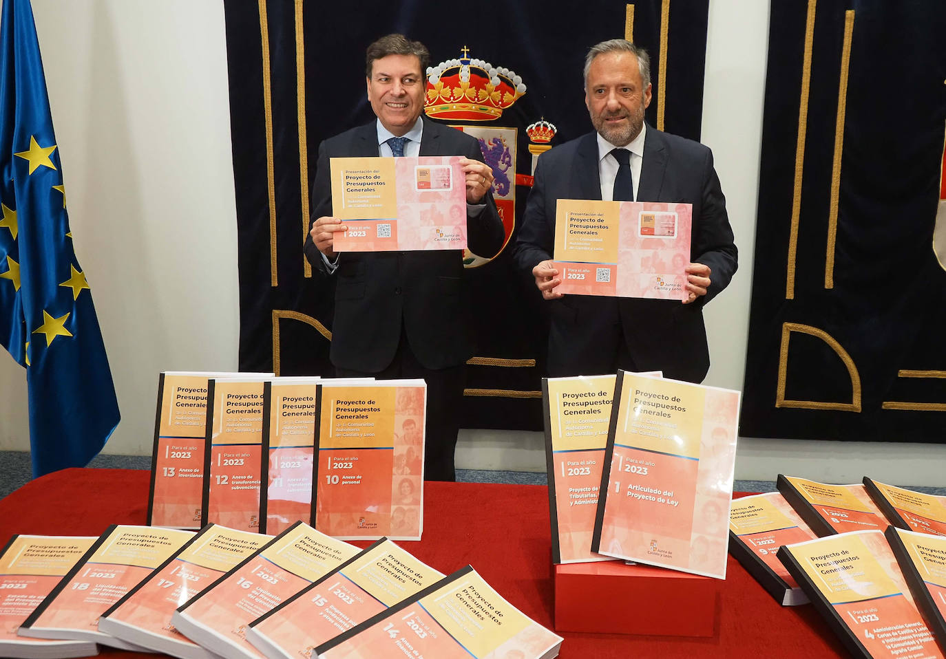 El presidente de las Cortes de Castilla y León, Carlos Pollán, recibe de manos del consejero de Economía y Hacienda, Carlos Fernández Carriedo, los Presupuestos Generales de la Comunidad para 2023.