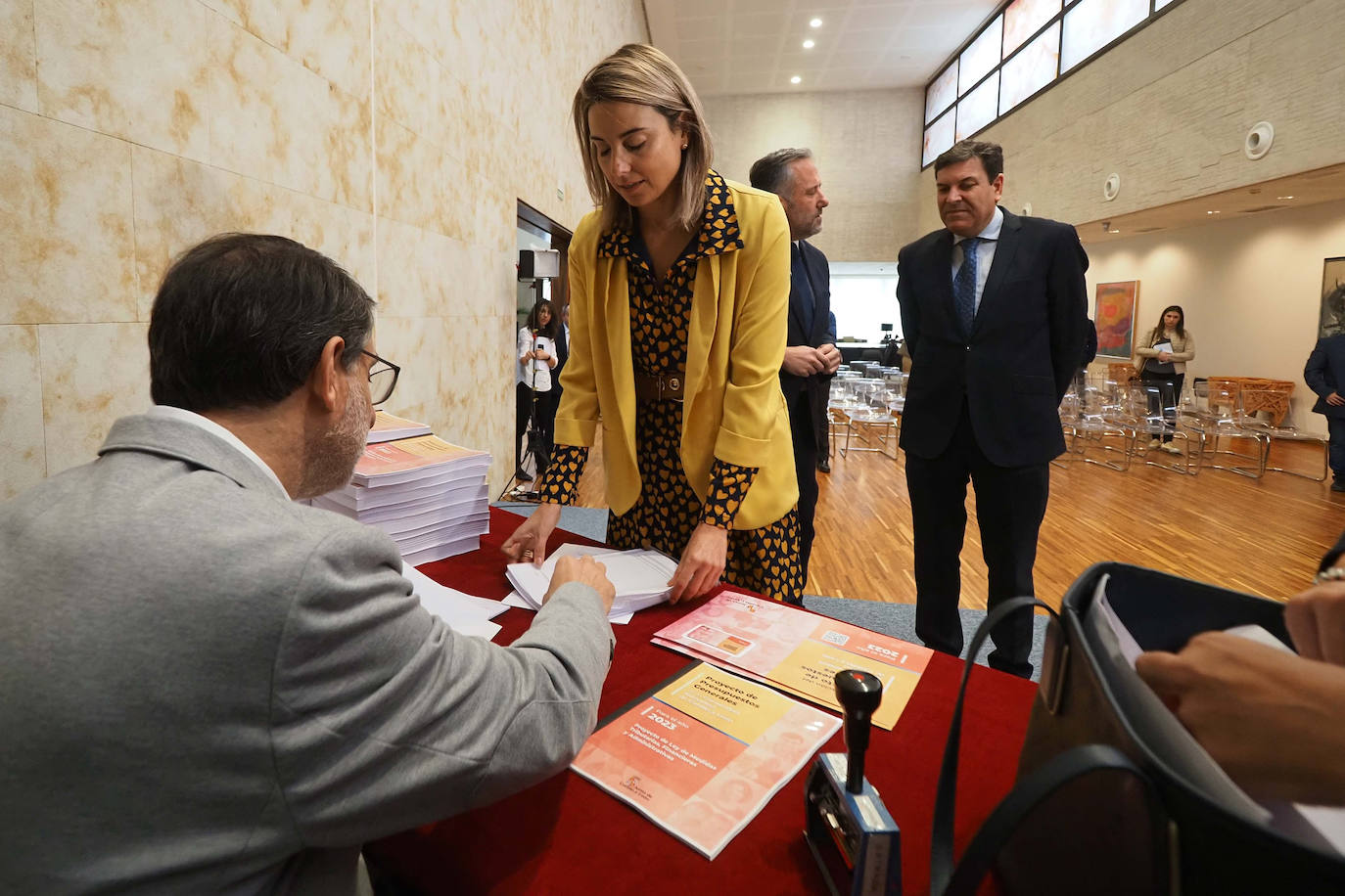 El presidente de las Cortes de Castilla y León, Carlos Pollán, recibe de manos del consejero de Economía y Hacienda, Carlos Fernández Carriedo, los Presupuestos Generales de la Comunidad para 2023.