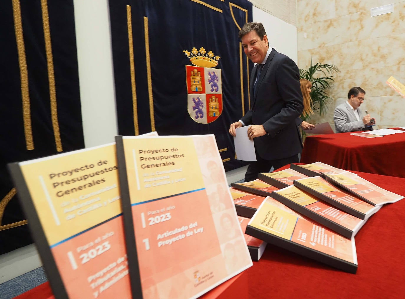 El presidente de las Cortes de Castilla y León, Carlos Pollán, recibe de manos del consejero de Economía y Hacienda, Carlos Fernández Carriedo, los Presupuestos Generales de la Comunidad para 2023.