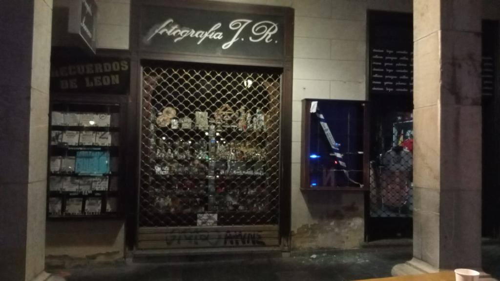 Un hombre es detenido en León tras robar un imán de una tienda de regalos.
