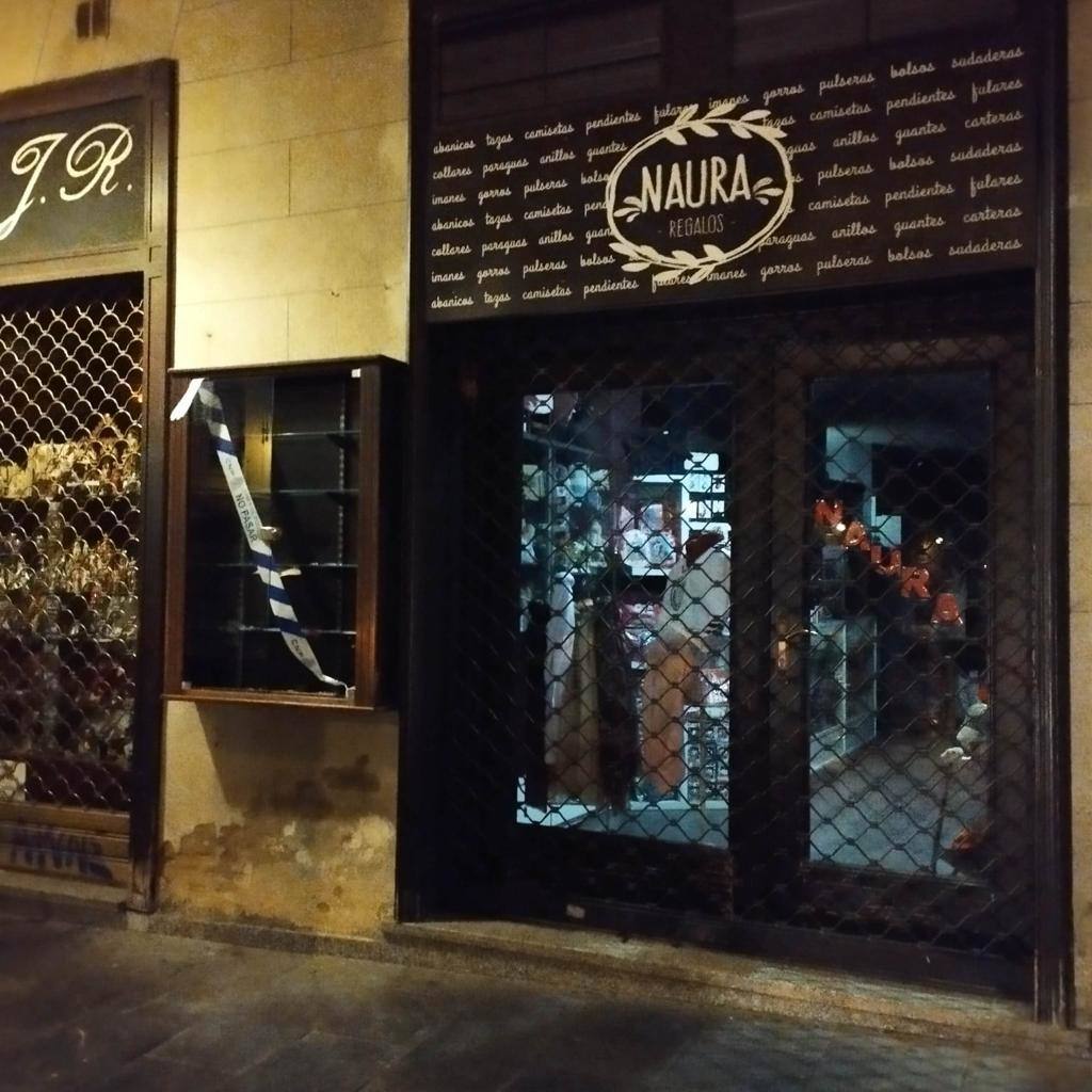 Un hombre es detenido en León tras robar un imán de una tienda de regalos.
