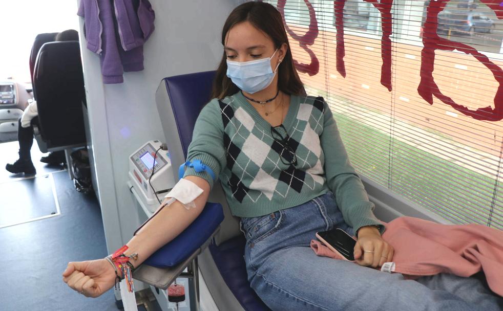 Jimena, estudiante de Educación Primaria, dona sangre en el autobús de donantes que esta semana ha recorrido el campus de Vegazana.