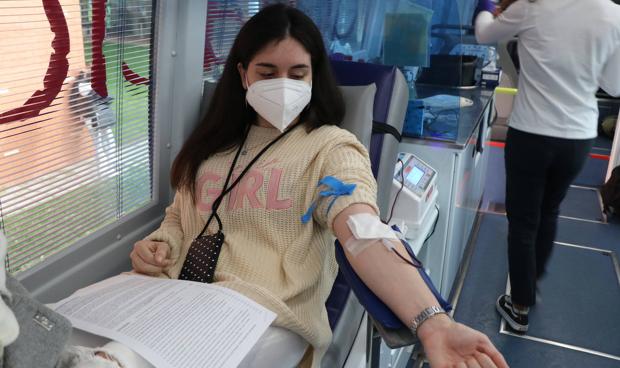 Galería. Noemí, estudiante de Derecho, durante su segunda donación de sangre.