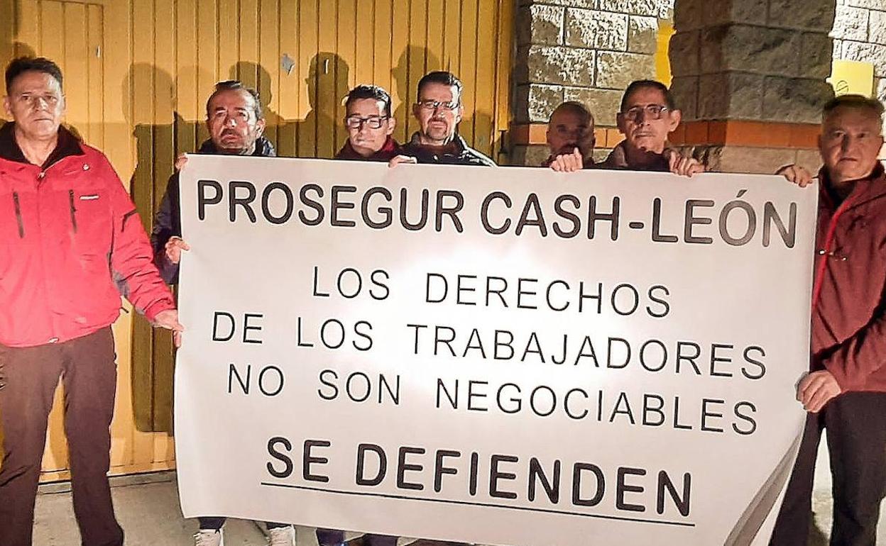 Los trabajadores de Prosegur se concentran para solicitar mejoras laborales.