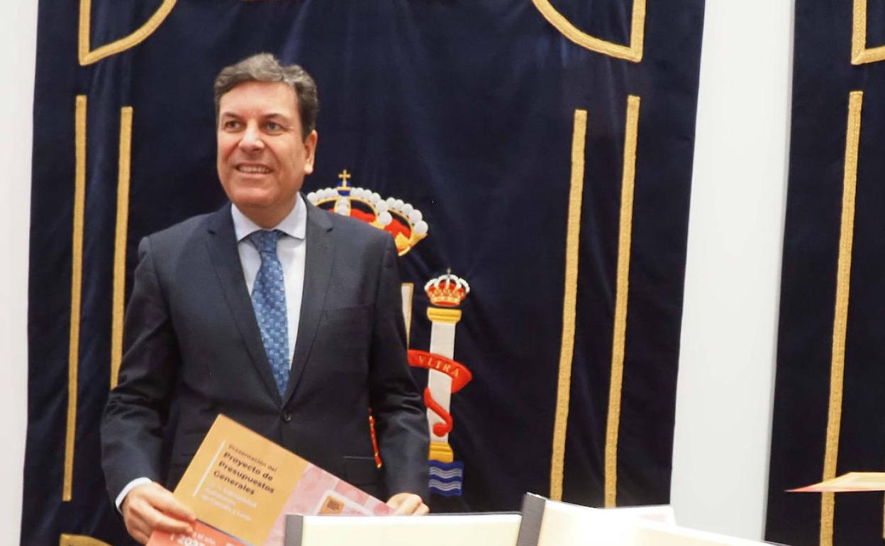 El presidente de las Cortes de Castilla y León, Carlos Pollán, recibe de manos del consejero de Economía y Hacienda, Carlos Fernández Carriedo, los Presupuestos Generales de la Comunidad para 2023