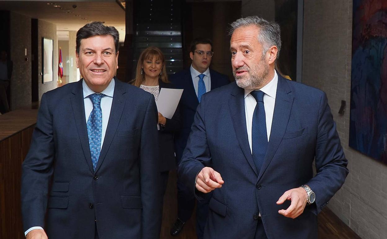 El presidente de las Cortes de Castilla y León, Carlos Pollán, recibe de manos del consejero de Economía y Hacienda, Carlos Fernández Carriedo, los Presupuestos Generales de la Comunidad para 2023