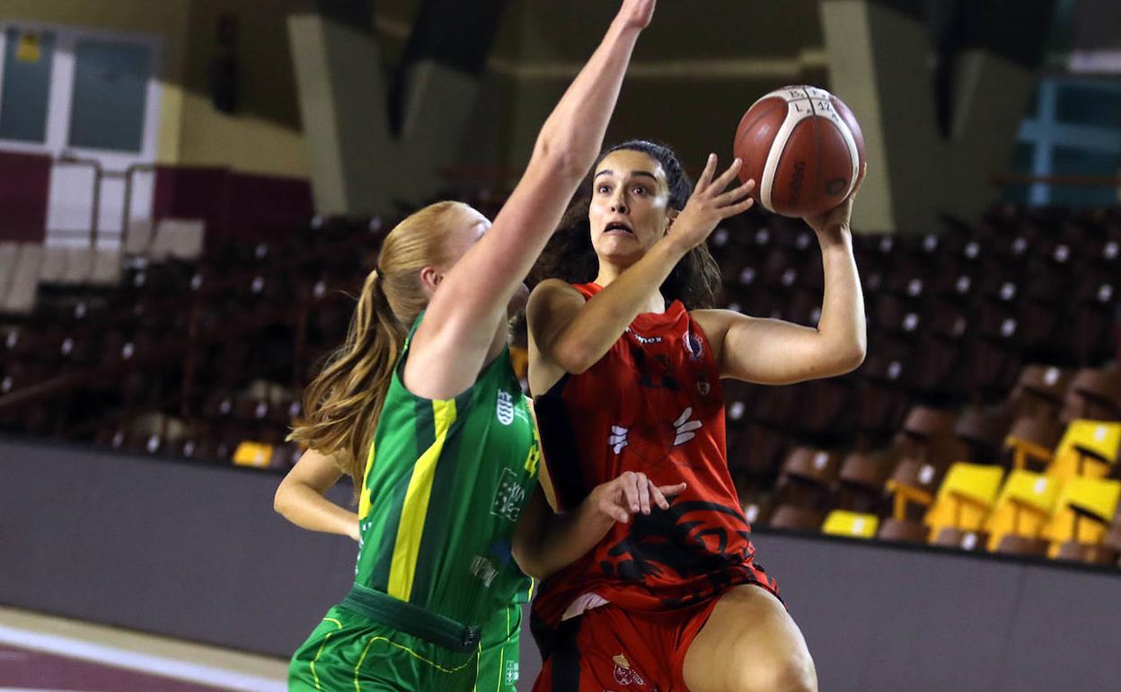 Una jugadora del BF León intenta una entrada a canasta en un partido de esta tenmporada. 