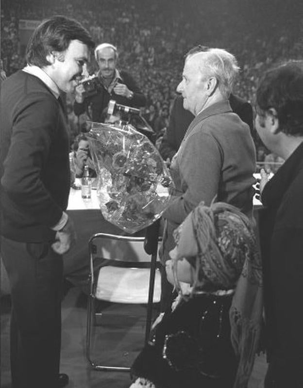 Un veterano socialista entrega un ramo de flores a Felipe González momentos antes de iniciar su mitin en León ante 10.00 simpatizantes del PSOE. 