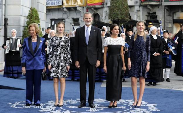 Los reyes Felipe VI y Letizia, acompañados de la princesa Leonor, la infanta Sofía y la reina Sofía, a su llegada a la ceremonia.