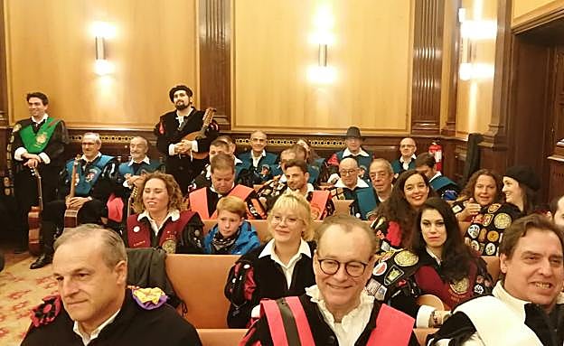 Representantes de las tunas participantes se acercaron al Ayuntamiento para recibir el abrazo de la ciudad. 