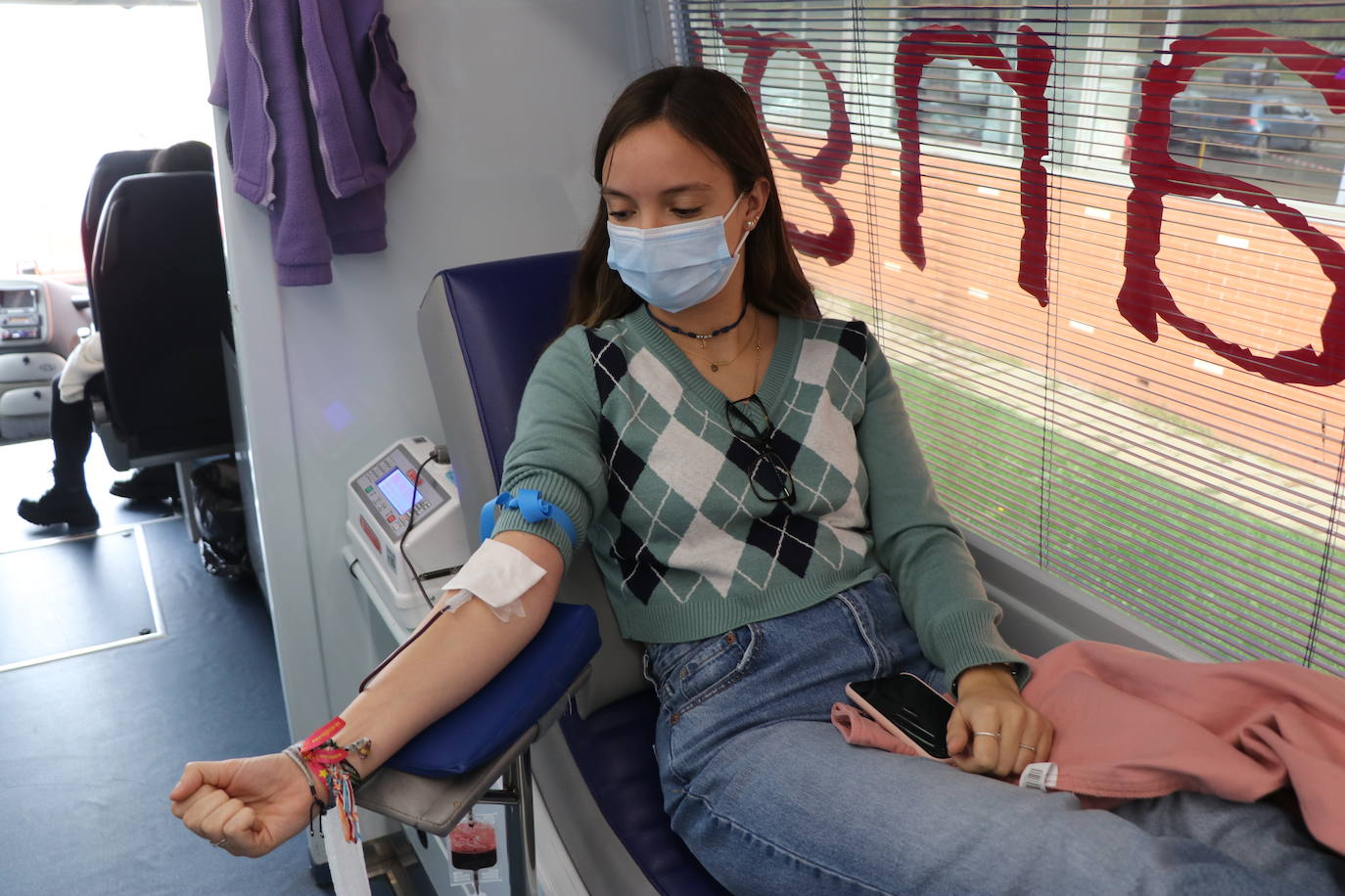 El autobús de los donantes de sangre recorre esta semana el campus de Vegazana con el objetivo de conseguir a nivel nacional más de 10.000 donaciones | La mayoría de personas que se acercan son estudiantes universitarios que tienen su primer contacto con las donaciones .