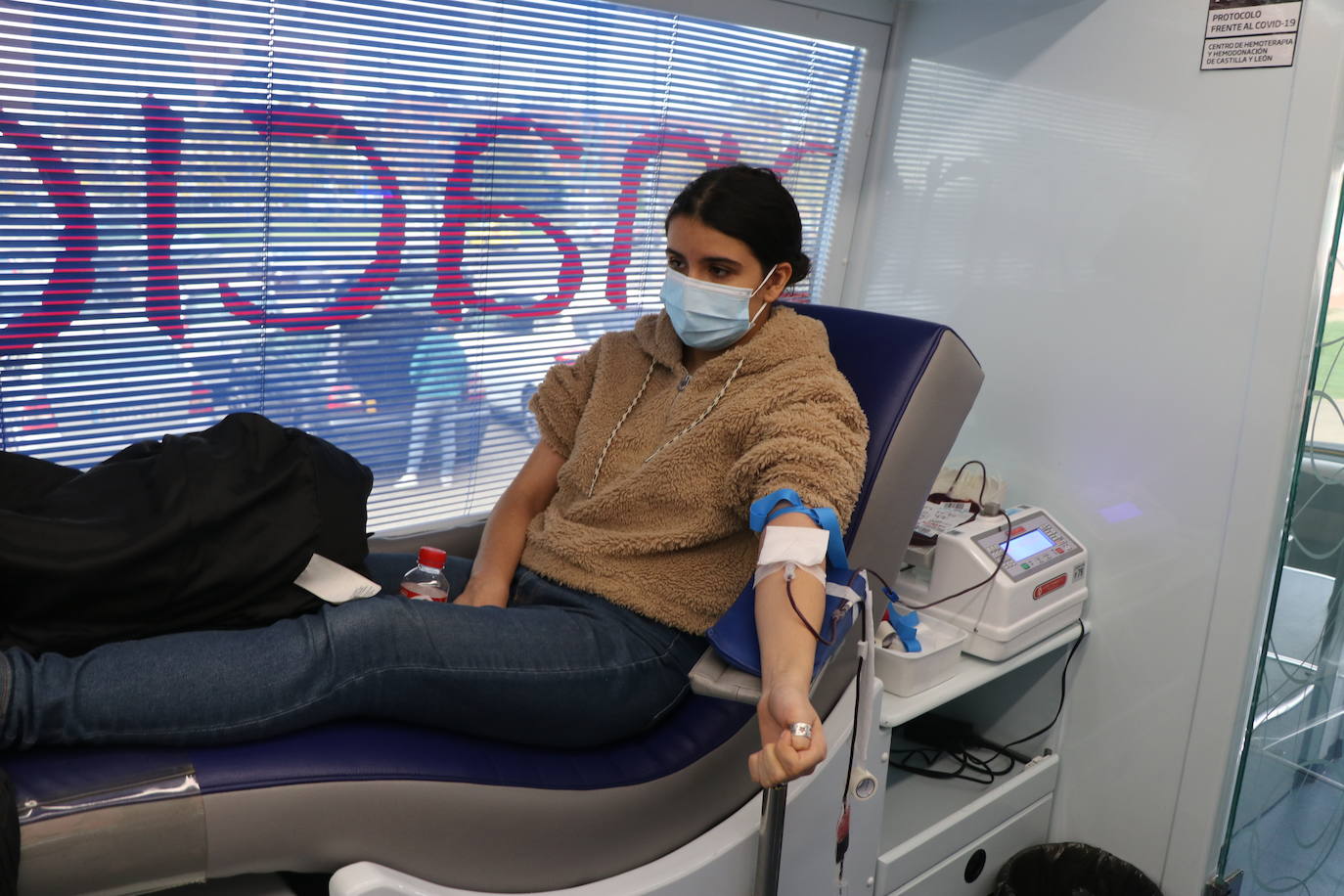 El autobús de los donantes de sangre recorre esta semana el campus de Vegazana con el objetivo de conseguir a nivel nacional más de 10.000 donaciones | La mayoría de personas que se acercan son estudiantes universitarios que tienen su primer contacto con las donaciones .