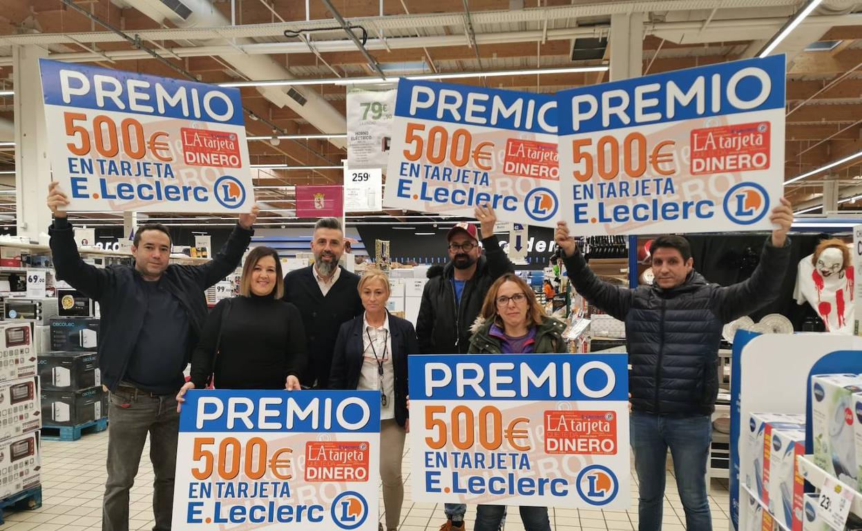 Entrega de los vales a los afortunados de la campaña del hipermercado.