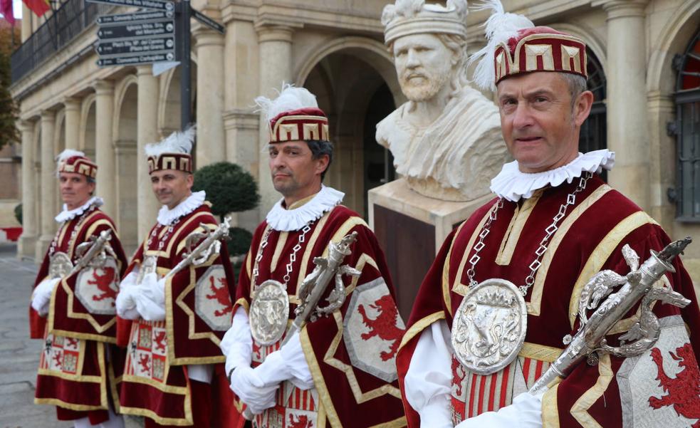 Los maceros reales del Ayuntamiento de León junto a uno de los monarcas del Reino de León, en la plaza de San Marcelo.